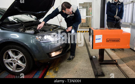 Hannover, Deutschland. 10 Apr, 2019. Ein Mitarbeiter von TÜV Nord prüft das Beleuchtungssystem eines Skoda Octavia mit TDI-Dieselmotor als Teil einer allgemeinen Inspektion. Credit: Julian Stratenschulte/dpa/Alamy leben Nachrichten Stockfoto