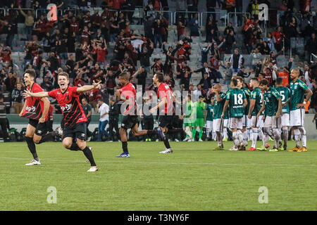 PR - Curitiba - 10/04/2019 - 2019 Atlético Paranaense PR x Coritiba - atlético - PR-Spieler den Sieg am Ende des Spiels gegen Coritiba im Arena da baixada Stadion Feiern für die Meisterschaft 2019. Foto: Gabriel Machado/AGIF Stockfoto