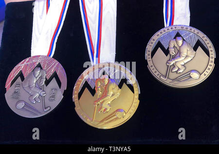 Bratislava. 10 Apr, 2019. Foto am 10. April 2019 zeigt die Gold Medaille (C), Silbermedaille (L) und Bronze Medaille der 2019 IIHF Eishockey WM in Bratislava in der Slowakei. Die 2019 IIHF Eishockey WM in Slovkia von Mai 10 bis Mai 26 gehalten werden. Credit: Jiang Xue/Xinhua/Alamy leben Nachrichten Stockfoto