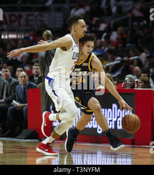 Los Angeles, Kalifornien, USA. 10 Apr, 2019. Die Utah Jazz Grayson Allen (24), während sie durch Los Angeles Clippers Landry Shamet (20) Während ein NBA Basketball Spiel zwischen Los Angeles Clippers und Utah Jazz, Mittwoch, 10 April, 2019, in Los Angeles verteidigt. Credit: Ringo Chiu/ZUMA Draht/Alamy leben Nachrichten Stockfoto