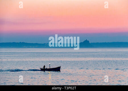 Newlyn, Cornwall, UK. 11 Apr, 2019. UK Wetter. Ein kalter aber herrlichen Start in den Tag in Newlyn bei Sonnenaufgang. Hier Fischerboot aus Newlyn. Foto: Simon Maycock/Alamy leben Nachrichten Stockfoto