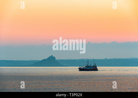 Newlyn, Cornwall, UK. 11 Apr, 2019. UK Wetter. Ein kalter aber herrlichen Start in den Tag in Newlyn bei Sonnenaufgang. Hier Fischerboot aus Newlyn. Foto: Simon Maycock/Alamy leben Nachrichten Stockfoto