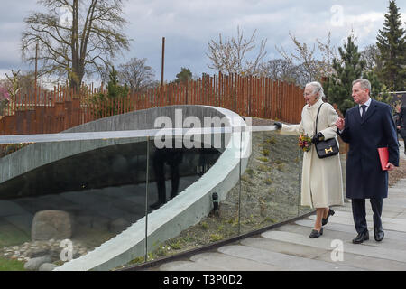 Kopenhagen, Dänemark. 10 Apr, 2019. Die dänische Königin Margrethe II (L) besucht den Zoo Kopenhagen in Kopenhagen, Dänemark, am 10. April 2019. Die dänische Königin Margrethe II. Offiziell eröffnet die Panda Haus am Zoo Kopenhagen am Mittwoch. Männliche Xing Er, eine 5-jährige, und weibliche Mao Mao Sun (Er), eine 4-jährige, links der südwestlichen chinesischen Stadt Chengdu am 4. April und für ihre neue Heimat im Zoo Kopenhagen. Quelle: Guo Chen/Xinhua/Alamy leben Nachrichten Stockfoto