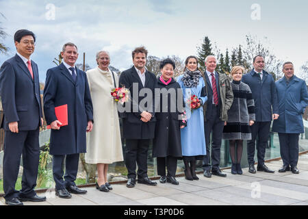Kopenhagen, Dänemark. 10 Apr, 2019. Königin Margrethe II (3 L), den chinesischen Botschafter in Dänemark Deng Ying (5 L) und mehrere Vertreter von beiden Seiten nehmen an der Zeremonie in der Kopenhagener Zoo in Kopenhagen, Dänemark, am 10. April 2019. Die dänische Königin Margrethe II. Offiziell eröffnet die Panda Haus am Zoo Kopenhagen am Mittwoch. Männliche Xing Er, eine 5-jährige, und weibliche Mao Mao Sun (Er), eine 4-jährige, links der südwestlichen chinesischen Stadt Chengdu am 4. April und für ihre neue Heimat im Zoo Kopenhagen. Quelle: Guo Chen/Xinhua/Alamy leben Nachrichten Stockfoto