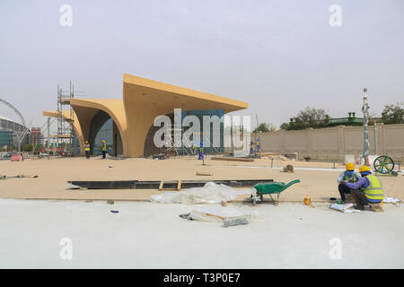 Doha, Katar. 11 Apr, 2019. Arbeiter an der Doha Metro rapid transit system in Sport City neben Al Khalifa International Stadium derzeit im Bau, die voraussichtlich bis Mitte 2019 noch vor der Eröffnung der Fußball-Weltmeisterschaft 2022 zu werden. Die U-Bahn mit vier Linien mit einer Gesamtlänge von 300 km und 100 Stationen Kredit bedienen: Amer ghazzal/Alamy leben Nachrichten Stockfoto