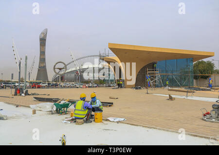 Doha, Katar. 11 Apr, 2019. Arbeiter an der Doha Metro rapid transit system in Sport City neben Al Khalifa International Stadium derzeit im Bau, die voraussichtlich bis Mitte 2019 noch vor der Eröffnung der Fußball-Weltmeisterschaft 2022 zu werden. Die U-Bahn mit vier Linien mit einer Gesamtlänge von 300 km und 100 Stationen Kredit bedienen: Amer ghazzal/Alamy leben Nachrichten Stockfoto