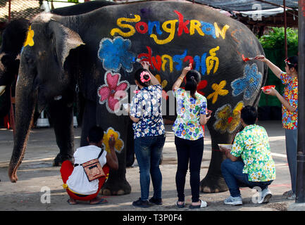 Ein Thai mahout und Studenten Farben auf einem Elefanten während der Feier der Songkran water Festival in Ayutthaya Provinz, nördlich von Bangkok. Stockfoto