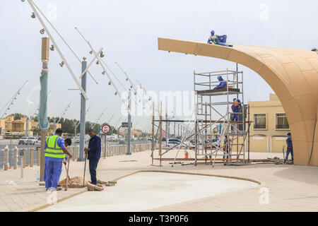 Doha, Katar. 11 Apr, 2019. Arbeiter an der Doha Metro rapid transit system in Sport City neben Al Khalifa International Stadium derzeit im Bau, die voraussichtlich bis Mitte 2019 noch vor der Eröffnung der Fußball-Weltmeisterschaft 2022 zu werden. Die U-Bahn mit vier Linien mit einer Gesamtlänge von 300 km und 100 Stationen Kredit bedienen: Amer ghazzal/Alamy leben Nachrichten Stockfoto