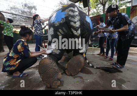 Ayutthaya, Thailand. 11 Apr, 2019. Studenten Farben auf einem Elefanten während der Feier der Songkran water Festival in Ayutthaya Provinz, nördlich von Bangkok. Credit: chaiwat Subprasm/SOPA Images/ZUMA Draht/Alamy leben Nachrichten Stockfoto