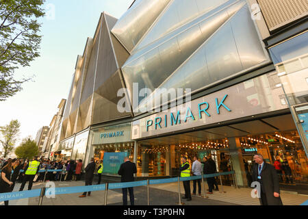 Birmingham, Großbritannien. 11 Apr, 2019. Die weltweit größte Primark Store öffnet heute in Birmingham, als Kunden in die Warteschlange ein. Credit: Peter Lopeman/Alamy leben Nachrichten Stockfoto