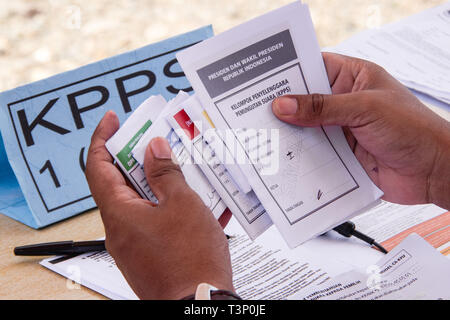 Lhokseumawe, Indonesien. 11 Apr, 2019. Offizielle gesehen Vorbereitung der Stimmzettel bei der Wahl zum Präsidenten, Vizepräsidenten und Präsidentschaftskandidaten legislative Kandidaten in Lhokseumawe, Provinz Aceh, Indonesien. Wahlen in Indonesien in der nächsten Woche beginnen am Mittwoch, den 17. April 2019. Credit: SOPA Images Limited/Alamy leben Nachrichten Stockfoto