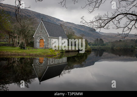 Gougane Barra, Cork, Irland. 11. April, 2019. Eine friedliche Ruhe Morgen im unberührten St. Finbarr Oratorium, das in den 350 Hektar großen Staatswald von Gougane Barra in Cork, Irland befindet. Quelle: David Creedon/Alamy leben Nachrichten Stockfoto