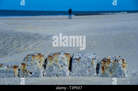 08. April 2019, Schleswig-Holstein, Westerland/Sylt: Konkrete Buhnen steigen aus dem Wasser am Strand von Sylt. Foto: Axel Heimken/dpa Stockfoto