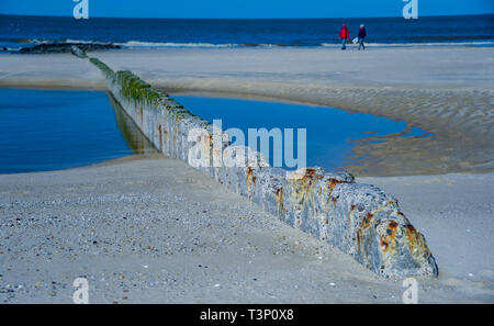 08. April 2019, Schleswig-Holstein, Westerland/Sylt: Konkrete Buhnen steigen aus dem Wasser am Strand von Sylt. Foto: Axel Heimken/dpa Stockfoto