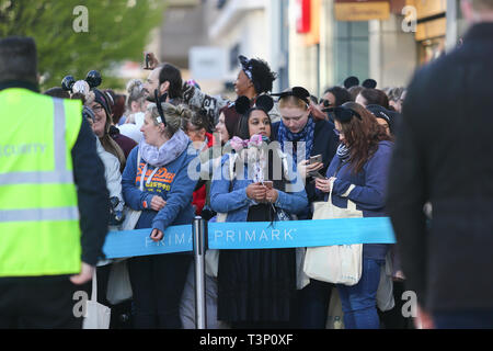 Birmingham, Großbritannien. 11. April, 2019. Die weltweit größte Primark Store öffnet heute in Birmingham, als Kunden in die Warteschlange ein. Peter Lopeman/Alamy leben Nachrichten Stockfoto