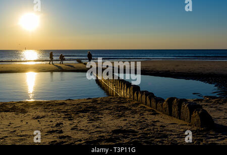 08. April 2019, Schleswig-Holstein, Westerland/Sylt: Konkrete Buhnen steigen aus dem Wasser am Strand von Sylt. Foto: Axel Heimken/dpa Stockfoto