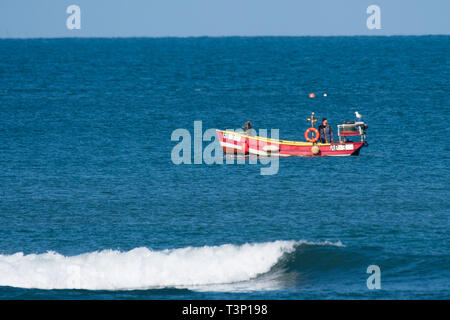 Aberystwyth Wales, UK. 11 Apr, 2019. UK Wetter: lokale Küstenfischerei lobster Fischer in seinem kleinen Boot auf dem ruhigen Meer auf einem strahlend hellen und sonnigen Morgen in Aberystwyth auf der Cardigan Bay Küste von West Wales. Credit: Keith Morris/Alamy leben Nachrichten Stockfoto