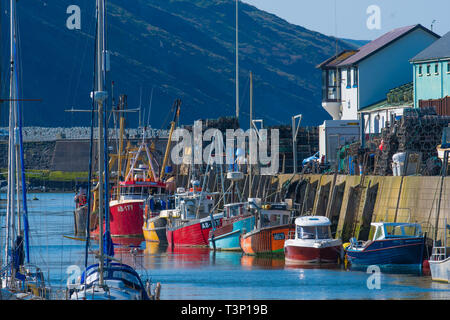 Aberystwyth Wales, UK. 11 Apr, 2019. UK Wetter: lokale Küstenfischerei Boote bis in die Farben des Regenbogens gesäumt gegen die Hafenmauer auf einem strahlend hellen und sonnigen Morgen in Aberystwyth auf der Cardigan Bay Küste von West Wales. Credit: Keith Morris/Alamy leben Nachrichten Stockfoto