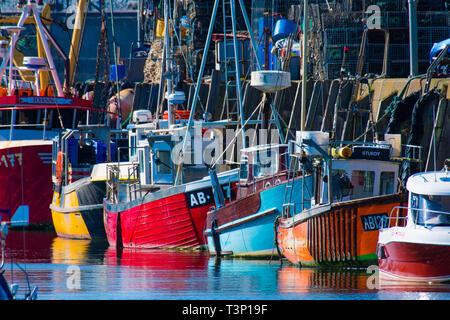 Aberystwyth Wales, UK. 11 Apr, 2019. UK Wetter: lokale Küstenfischerei Boote bis in die Farben des Regenbogens gesäumt gegen die Hafenmauer auf einem strahlend hellen und sonnigen Morgen in Aberystwyth auf der Cardigan Bay Küste von West Wales. Credit: Keith Morris/Alamy leben Nachrichten Stockfoto