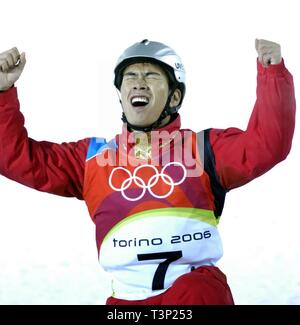 (190411) - Peking, April 11, 2019 (Xinhua) - Datei Foto am 13.02.23, 2006, zeigt, dass Chinas Xiaopeng Han nach seinem Wettbewerb für Antennen Finale in Turin die Olympischen Winterspiele in Italien Männer jubilates genommen. Han Xiaopeng behauptete den Titel und gewann die China das erste olympische Goldmedaille im Schneesport. Senden von Athleten, die Olympischen Spiele in Helsinki zum ersten Mal im Jahr 1952 zu dem Zuschlag 2022 Winter-olympischen Spiele im Jahr 2015 zu bewirten, der Volksrepublik China ging durch eine bemerkenswerte Geschichte des Sports, einschließlich erfolgreich die 2008 Olympischen G Hosting Stockfoto