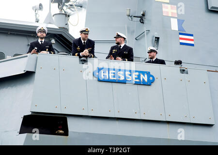 Wilhelmshaven, Deutschland. 11 Apr, 2019. Besatzungsmitglieder an Bord der Fregatte "Hessen" während der Abfahrt. Für sechs Monate, 'Hessen' wird mit der türkischen und der griechischen Küstenwache und der Europäischen Agentur für die Küstenwache und der Bundesgrenzschutz im Ägäischen Meer zusammen. Credit: Hauke-Christian Dittrich/dpa/Alamy leben Nachrichten Stockfoto