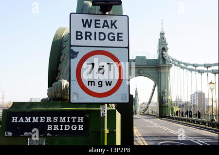 London, Großbritannien. 11 Apr, 2019. Die Hammersmith Bridge schließt verursachen Staus nach dem plötzlichen Entdeckung der strukturellen Störungen. Die Brücke wird für Reparaturen für unbestimmte Zeit geschlossen werden. Credit: JOHNNY ARMSTEAD/Alamy leben Nachrichten Stockfoto