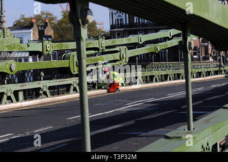 London, Großbritannien. 14 Apr, 2019. Die Hammersmith Bridge schließt verursachen Staus nach dem plötzlichen Entdeckung der strukturellen Störungen. Die Brücke wird für Reparaturen für unbestimmte Zeit geschlossen werden. Credit: JOHNNY ARMSTEAD/Alamy leben Nachrichten Stockfoto