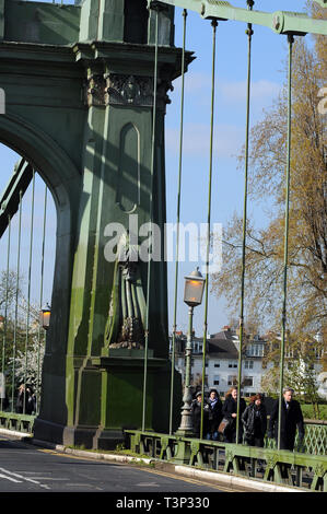 London, Großbritannien. 14 Apr, 2019. Die Hammersmith Bridge schließt verursachen Staus nach dem plötzlichen Entdeckung der strukturellen Störungen. Die Brücke wird für Reparaturen für unbestimmte Zeit geschlossen werden. Credit: JOHNNY ARMSTEAD/Alamy leben Nachrichten Stockfoto