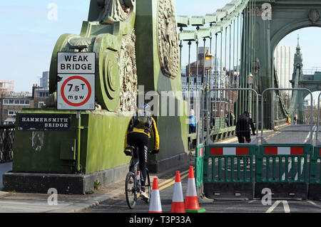 London, Großbritannien. 14 Apr, 2019. Die Hammersmith Bridge schließt verursachen Staus nach dem plötzlichen Entdeckung der strukturellen Störungen. Die Brücke wird für Reparaturen für unbestimmte Zeit geschlossen werden. Credit: JOHNNY ARMSTEAD/Alamy leben Nachrichten Stockfoto