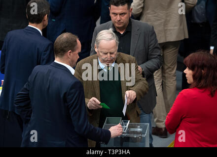 Berlin, Deutschland. 11 Apr, 2019. Alexander Gauland, Vorsitzender der Parlamentarischen Gruppe der AfD, wirft seinen Stimmzettel in eine Wahlurne während der Abstimmung über das Amt eines weiteren Vizepräsidenten des Bundestages in der 95. Sitzung des Bundestages. Die AfD Verteidigung Politiker Otten ist bis zur Wahl. Foto: Ralf Hirschberger/dpa/Alamy leben Nachrichten Stockfoto