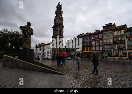 Porto, Portugal. 7 Apr, 2019. Menschen wandern von Clerigos Turm. Im Jahr 2018, Porto in die Liste der 100 am meisten besuchten Städte der Welt in einem Ranking von Euromonitor International vorbereitet. Im Jahr 2018 Es wird geschätzt, dass die Zahl der Touristen, die 2,39 Millionen erreicht. Credit: Omar Marques/SOPA Images/ZUMA Draht/Alamy leben Nachrichten Stockfoto