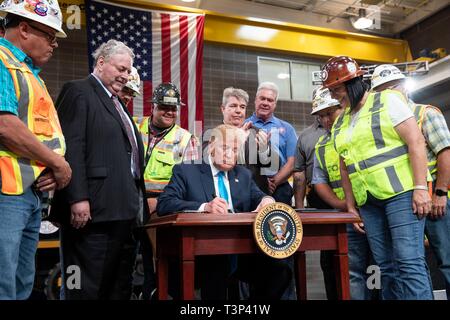 Crosby, Vereinigten Staaten von Amerika. 10 Apr, 2019. Us-Präsident Donald Trump Präsident unterzeichnet und Executive Order Lockerung der Vorschriften für die Gas- und Ölförderung bei einem Besuch der Internationalen Union der Operating Engineers International Training und Ausbildung Mitte April 10, 2019, im Crosby, Texas. Credit: Planetpix/Alamy leben Nachrichten Stockfoto