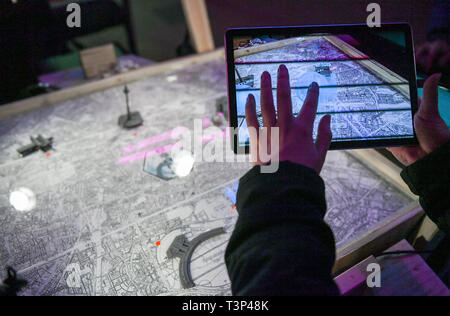 Berlin, Deutschland. 11 Apr, 2019. Ein Besucher spielt das Computerspiel "b:e:r:n:d'des Master-studiengangs "Spiel und Objekt' der Hochschule für Schauspielkunst 'Ernst Busch' an der Spiele und spielerische Media Festival 'Labyrinth' in der SEZ als Teil der Gamesweekberlin 2019. Das internationale Netzwerk Treffen der Spiele Industrie findet vom 08.04. bis 14.04.2019. Foto: Jens Kalaene/dpa-Zentralbild/dpa/Alamy leben Nachrichten Stockfoto