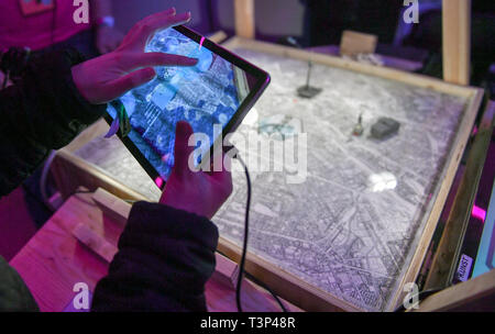 Berlin, Deutschland. 11 Apr, 2019. Ein Besucher spielt das Computerspiel "b:e:r:n:d'des Master-studiengangs "Spiel und Objekt' der Hochschule für Schauspielkunst 'Ernst Busch' an der Spiele und spielerische Media Festival 'Labyrinth' in der SEZ als Teil der Gamesweekberlin 2019. Das internationale Netzwerk Treffen der Spiele Industrie findet vom 08.04. bis 14.04.2019. Foto: Jens Kalaene/dpa-Zentralbild/dpa/Alamy leben Nachrichten Stockfoto