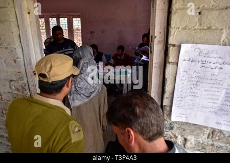 Shadipora, Jammu und Kaschmir, Indien. 11. April, 2019. Indien - die Wähler ihre Stimmzettel gesehen Eingabe während der ersten Phase der allgemeinen Wahlen im Shadipora zu werfen. Die erste Phase der allgemeinen Wahlen begann mit Wahlen in 91 Wahlkreisen in 18 Mitgliedstaaten verteilt und zwei Union Territories. Die Jammu und Kaschmir erfasst 47% Prozent Wahlbeteiligung. Credit: Saqib Majeed/SOPA Images/ZUMA Draht/Alamy leben Nachrichten Stockfoto