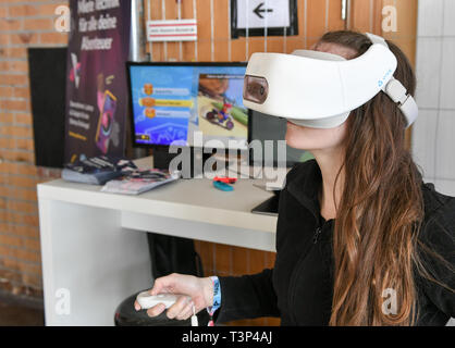 Berlin, Deutschland. 11 Apr, 2019. Eine Frau VR-Brille HTC Vive spielt ein Computerspiel auf die Spiele und spielerische Media Festival" ein Labyrinth' an der SEZ als Teil der Gamesweekberlin 2019. Das internationale Netzwerk Treffen der Spiele Industrie findet vom 08.04. bis 14.04.2019. Foto: Jens Kalaene/dpa-Zentralbild/dpa/Alamy leben Nachrichten Stockfoto