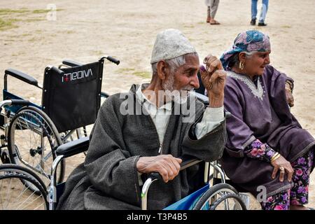 Shadipora, Jammu und Kaschmir, Indien. 11. April, 2019. Indien - ein behinderter Mensch in der ersten Phase der allgemeinen Wahlen im Shadipora gesehen. Die erste Phase der allgemeinen Wahlen begann mit Wahlen in 91 Wahlkreisen in 18 Mitgliedstaaten verteilt und zwei Union Territories. Die Jammu und Kaschmir erfasst 47% Prozent Wahlbeteiligung. Credit: Saqib Majeed/SOPA Images/ZUMA Draht/Alamy leben Nachrichten Stockfoto