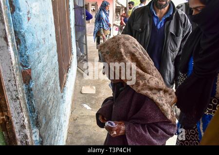 Shadipora, Jammu und Kaschmir, Indien. 11. April, 2019. Indien - Eine ältere Frau gesehen, die ihren Stimmzettel im Wahllokal in der ersten Phase der allgemeinen Wahlen im Shadipora zu werfen. Die erste Phase der allgemeinen Wahlen mit Polling in 91 Wahlkreisen begann verteilt auf 18 Mitgliedstaaten und zwei Union Territories. Die Jammu und Kaschmir erfasst 47% Prozent Wahlbeteiligung. Credit: Saqib Majeed/SOPA Images/ZUMA Draht/Alamy leben Nachrichten Stockfoto