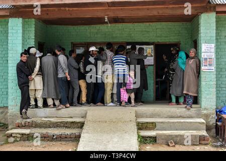 Shadipora, Jammu und Kaschmir, Indien. 11. April, 2019. Indien - Kaschmir Wähler in einer Warteschlange gesehen in der ersten Phase der allgemeinen Wahlen im Shadipora. Die erste Phase der allgemeinen Wahlen begann mit Wahlen in 91 Wahlkreisen in 18 Mitgliedstaaten verteilt und zwei Union Territories. Die Jammu und Kaschmir erfasst 47% Prozent Wahlbeteiligung. Credit: Saqib Majeed/SOPA Images/ZUMA Draht/Alamy leben Nachrichten Stockfoto