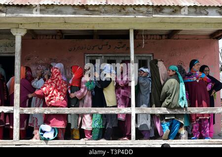 Shadipora, Jammu und Kaschmir, Indien. 11. April, 2019. Indien - Kaschmir Frauen in einer Warteschlange gesehen in der ersten Phase der allgemeinen Wahlen im Shadipora. Die erste Phase der allgemeinen Wahlen begann mit Wahlen in 91 Wahlkreisen in 18 Mitgliedstaaten verteilt und zwei Union Territories. Die Jammu und Kaschmir erfasst 47% Prozent Wahlbeteiligung. Credit: Saqib Majeed/SOPA Images/ZUMA Draht/Alamy leben Nachrichten Stockfoto