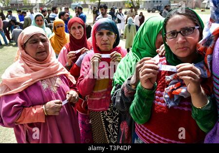 Shadipora, Jammu und Kaschmir, Indien. 11. April, 2019. Indien - Kaschmir Frauen gesehen, die ihren Stimmzettel in der ersten Phase der allgemeinen Wahlen im Shadipora. Die erste Phase der allgemeinen Wahlen mit Polling in 91 Wahlkreisen begann verteilt auf 18 Mitgliedstaaten und zwei Union Territories. Die Jammu und Kaschmir erfasst 47% Prozent Wahlbeteiligung. Credit: Saqib Majeed/SOPA Images/ZUMA Draht/Alamy leben Nachrichten Stockfoto