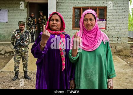 Shadipora, Jammu und Kaschmir, Indien. 11. April, 2019. Indien - Kaschmir Frauen gesehen die eingefärbten Finger anheben während der ersten Phase der allgemeinen Wahlen im Shadipora. Die erste Phase der allgemeinen Wahlen mit Polling in 91 Wahlkreisen begann verteilt auf 18 Mitgliedstaaten und zwei Union Territories. Die Jammu und Kaschmir erfasst 47% Prozent Wahlbeteiligung. Credit: Saqib Majeed/SOPA Images/ZUMA Draht/Alamy leben Nachrichten Stockfoto