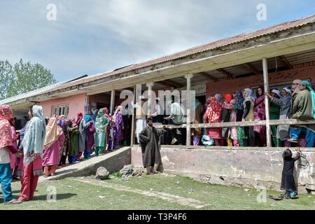 Shadipora, Jammu und Kaschmir, Indien. 11. April, 2019. Indien - Kaschmir Frauen in einer Warteschlange gesehen in der ersten Phase der allgemeinen Wahlen im Shadipora. Die erste Phase der allgemeinen Wahlen begann mit Wahlen in 91 Wahlkreisen in 18 Mitgliedstaaten verteilt und zwei Union Territories. Die Jammu und Kaschmir erfasst 47% Prozent Wahlbeteiligung. Credit: Saqib Majeed/SOPA Images/ZUMA Draht/Alamy leben Nachrichten Stockfoto