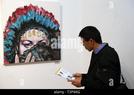 Athen, Griechenland. 10 Apr, 2019. Ein Mann besucht die Ausstellung 'Meditation des Dao" im Zentrum von Athen, Griechenland, am 10. April 2019. Fünf chinesischen zeitgenössischen Künstlern zusammen gearbeitet, um die Chinesische Philosophie 'Dao' zu griechischen Publikum in einer Kunstausstellung im Zentrum von Athen am Mittwoch abend vorzustellen. Gehen mit zeitgenössischen Künstlern der chinesischen Philosophie 'Dao' zu Griechen Einführung in Kunst Ausstellung Credit: Marios Lolos/Xinhua/Alamy leben Nachrichten Stockfoto