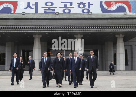 Sungnam, Europa, Deutschland, Baden-Württemberg, Südkorea. 10 Apr, 2019. April 10, 2019 - Sungnam, South Korea-In diese Bilder von Präsident Blaue Haus genommen. Südkoreanischen Präsidenten Moon Jae-in und der First Lady Kim Jung-sook kommen für die Vereinigten Staaten an der Seoul Air Base in Seongnam, Südkorea am 10. April 2019 verlassen. Südkoreanischen Präsidenten Mond wird mit US-Präsident Donald Trump. Credit: Zuma Presse/ZUMA Draht/Alamy leben Nachrichten Stockfoto