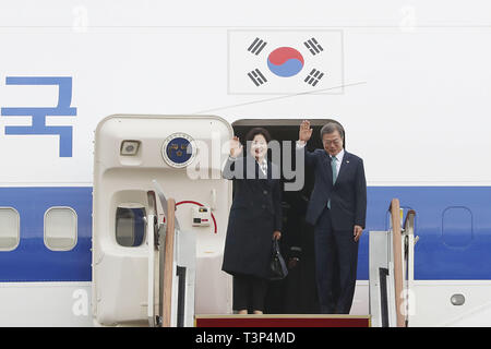 Sungnam, Europa, Deutschland, Baden-Württemberg, Südkorea. 10 Apr, 2019. April 10, 2019 - Sungnam, South Korea-In diese Bilder von Präsident Blaue Haus genommen. Südkoreanischen Präsidenten Moon Jae-in und der First Lady Kim Jung-sook kommen für die Vereinigten Staaten an der Seoul Air Base in Seongnam, Südkorea am 10. April 2019 verlassen. Südkoreanischen Präsidenten Mond wird mit US-Präsident Donald Trump. Credit: Zuma Presse/ZUMA Draht/Alamy leben Nachrichten Stockfoto