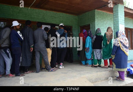 Bandipora, Kaschmir, 11. April 2019. Indische Regierung Kräfte stand Alert außerhalb der Wahlkabine im Bereich der Shadipora Bandipora Bezirk während der ersten Phase der indischen Parlamentswahlen im indischen Kaschmir verabreicht. Die Wähler in 18 indischen Bundesstaaten und zwei Union Territorien haben ihre Stimmabgabe heute begonnen. 11 Apr, 2019. Die Abstimmung der Staat Jammu und Kaschmir in fünf Phasen ab dem 11. April und endet am 6. Mai 2019 Credit: Muzamil Mattoo/IMAGESLIVE/ZUMA Draht/Alamy Leben Nachrichten gehalten wird Stockfoto