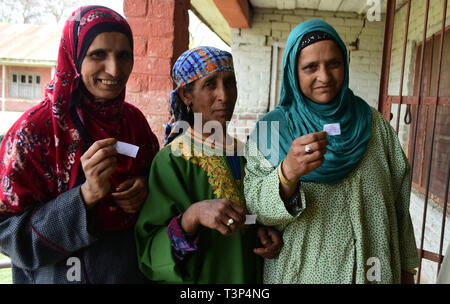 Bandipora, Kaschmir, 11. April 2019. Indische Regierung Kräfte stand Alert außerhalb der Wahlkabine im Bereich der Shadipora Bandipora Bezirk während der ersten Phase der indischen Parlamentswahlen im indischen Kaschmir verabreicht. Die Wähler in 18 indischen Bundesstaaten und zwei Union Territorien haben ihre Stimmabgabe heute begonnen. 11 Apr, 2019. Die Abstimmung der Staat Jammu und Kaschmir in fünf Phasen ab dem 11. April und endet am 6. Mai 2019 Credit: Muzamil Mattoo/IMAGESLIVE/ZUMA Draht/Alamy Leben Nachrichten gehalten wird Stockfoto