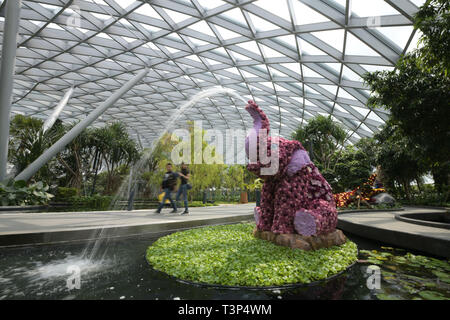 Singapur. 11 Apr, 2019. Menschen besuchen einen Media Vorschau der Neu - "Juwel" Changi in Singapur Changi Airport am 11. April 2019 gebaut. 'Juwel Changi" hält eine Vorschau für Mitglieder der öffentlichkeit von April 11 bis 16 und wird offiziell am 17. April. Credit: Dann Chih Wey/Xinhua/Alamy leben Nachrichten Stockfoto