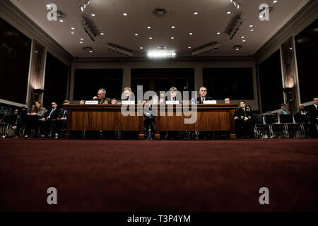 Washington, DC, USA. 11 Apr, 2019. (L-R) Allgemeine JOSEPH F. DUNFORD, jr., USMC, Vorsitzender des Generalstabs, Patrick M. SHANAHAN, amtierende Sekretär für Verteidigung, Heather A. WILSON, Sekretär der Luftwaffe, General John E. HYTEN, USAF, Commander, United States Strategic Command bezeugt vor dem Senate Armed Services Committee auf dem Capitol Hill April 11, 2019 in Washington, DC. Quelle: Michael A. McCoy/ZUMA Draht/Alamy leben Nachrichten Stockfoto